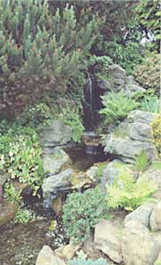 Fraaie natuurlijk aangelegde waterval in een Engelse privétuin.